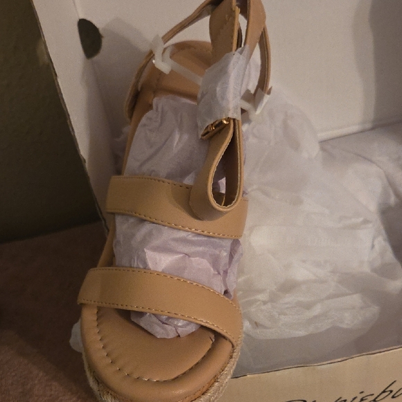 Elegant Tan Wedge Sandals - Picture 3 of 3